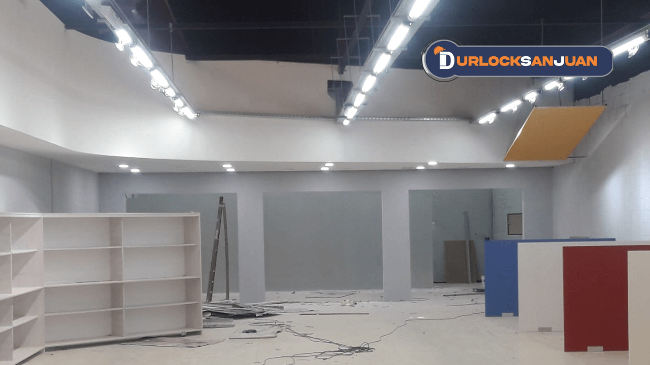 Descubre cómo construir un espacio comercial luminoso.