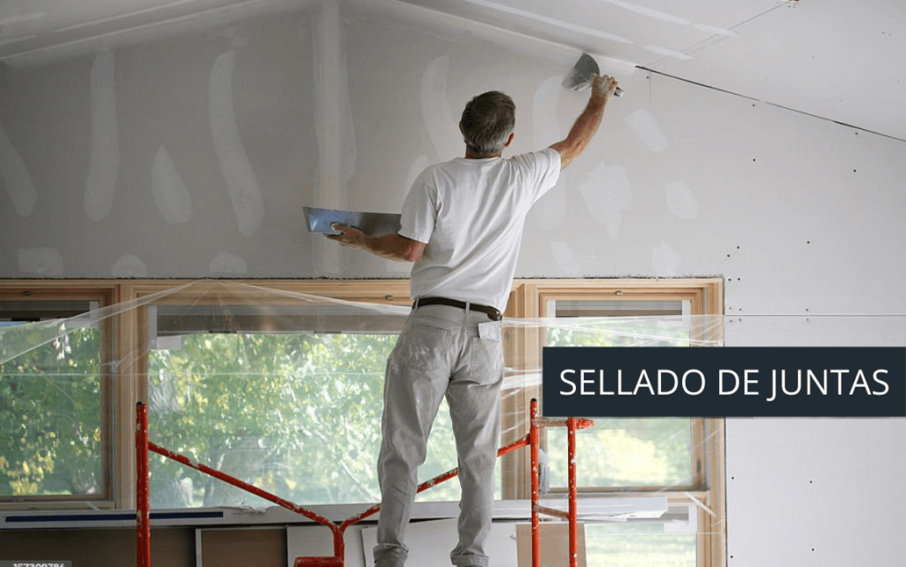 Instalación de cielorraso Durlock en sala de estar con diseño moderno y minimalista.