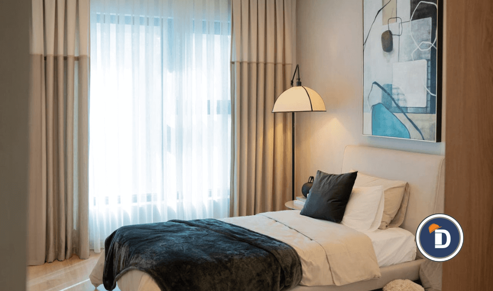 "Reformas de diseño de dormitorio moderno con muebles minimalistas y tonos neutros."