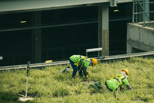 Trabajadores construyendo un techo verde sostenible en un proyecto de construcción ecológica.