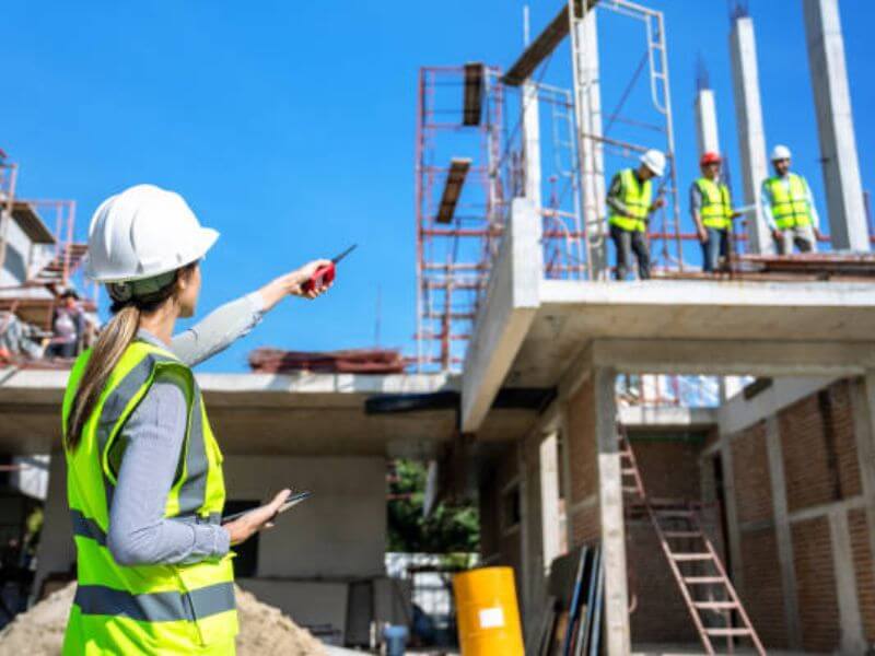 alt obreros tomando medidas con precisión en una instalación de paneles de Durlock en un proyecto de construcción.