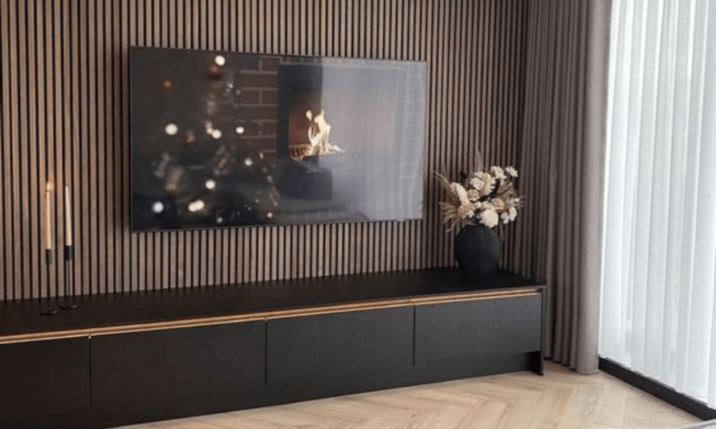 "Pared de Durlock con textura símil madera en un living amplio con televisor y luz natural."